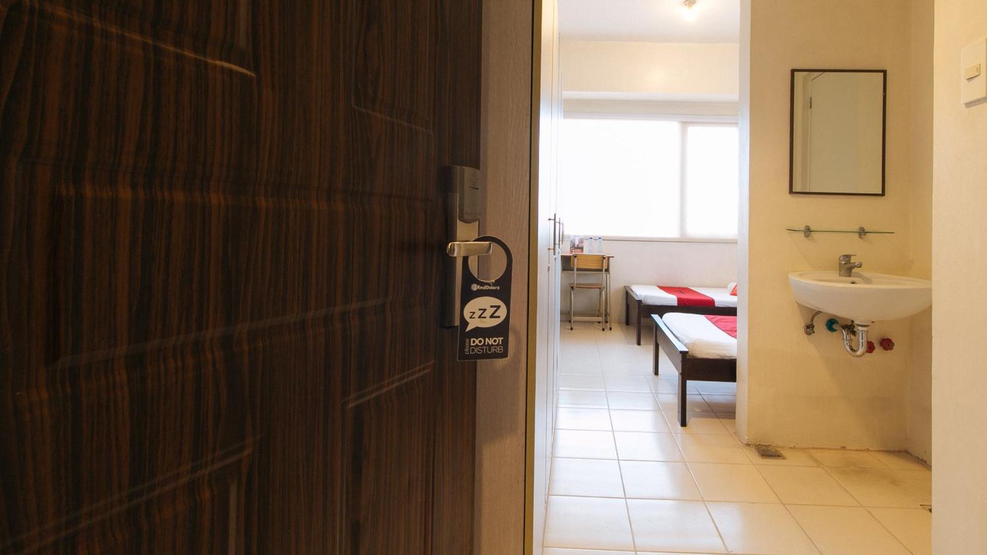 Reddoorz Plus @ E Rodriguez Corner Banawe Кесон Сити Екстериор снимка